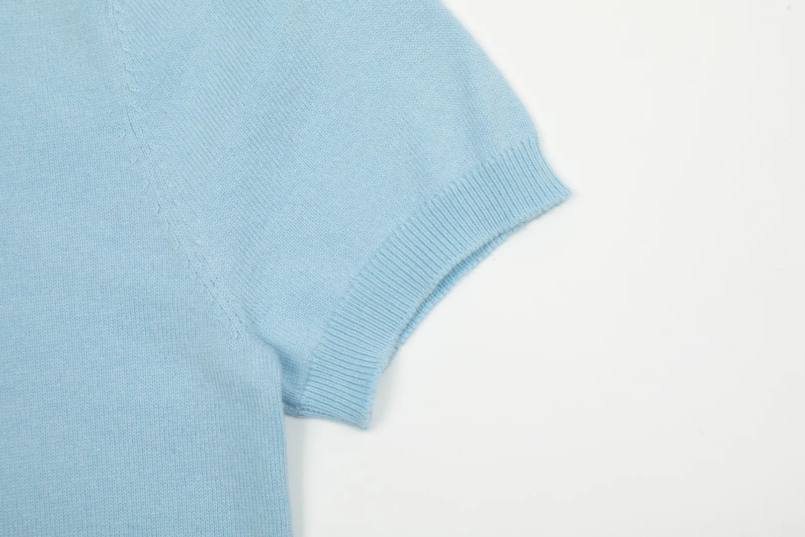 🅿️156 "Top quality" Style number: DS008# (not off the shelves all year round) [Ralph Lauren round neck solid color pony embroidered logo knitted short sleeves] ✅Ralph Lauren classic basic versatile knitted short sleeves for all seasons ✅Main supplier platform live broadcast Wholesale entity Replenish if out of stock Not off the shelf ✅ZP quality 1:1 version Scan the code to enter the GF website Counter quality ✅Detailed quality is the only one in Guangzhou Imported quality cotton yarn, focusing on high-end, cost-effective, good quality needless to say ✅The version is restored to the original version, loose, comfortable and stress-free, simple is high-end, classic is timeless ✅The upper body is simple and easy to match, a must-have for goddess ootd. Good-looking clothes are never picky. A must-have in the goddess' wardrobe. Size: S-XL Color: Army green, off-white, black, light pink, khaki, navy, light blue, mint green